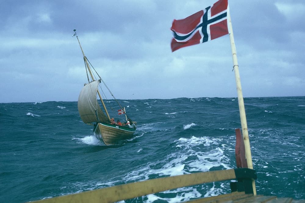 Med fembøringer til Island